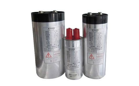 哪些環境會對電容器的性能產生影響？