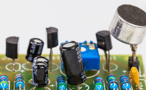 無功補償電容器漏油，可以繼續使用嗎？